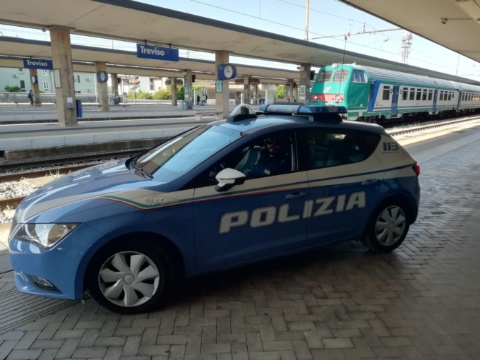 Era ricercato per droga, ma si aggirava con fare sospetto in stazione a Treviso: arrestato