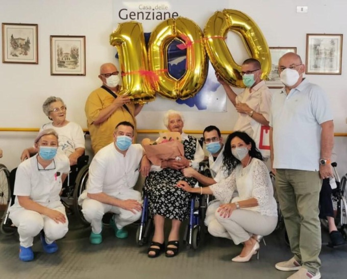 Festa grande al Centro Sartor di Castelfranco: Mettilde Meneghetti spegne 100 candeline