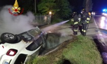 L'auto finisce in un canale, poi prende fuoco: l'intervento dei Vigili del Fuoco