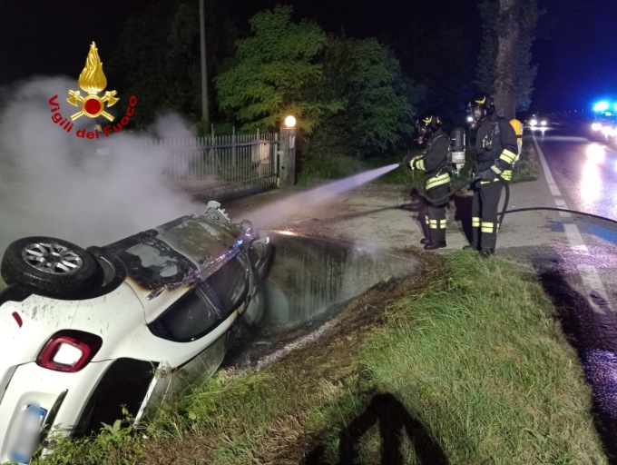 L’auto finisce in un canale, poi prende fuoco: l’intervento dei Vigili del Fuoco