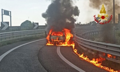 L'auto si ferma all'improvviso in strada e poi diventa una trappola infuocata