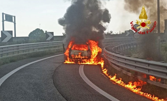 L’auto si ferma all’improvviso in strada e poi diventa una trappola infuocata