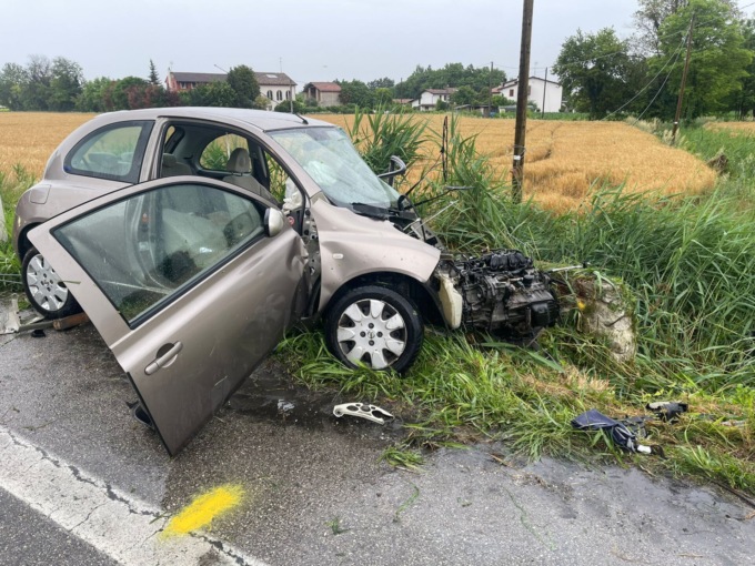Perde il controllo dell’auto e si schianta contro un muretto sulla Postumia: grave 21enne di Oderzo
