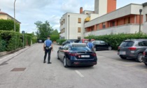 "Dammi tutti i soldi": terrore nella notte a Castelfranco per una 47enne, minacciata con la pistola (finta)