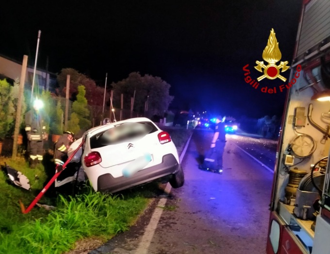 Tremendo schianto tra auto nella notte a Castelfranco: due feriti