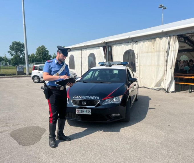 Conegliano, mezzo nudo e molesto alla sagra: devono intervenire i Carabinieri