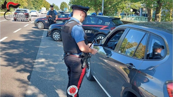 Controlli dei Carabinieri nel weekend sulle strade della Castellana e del montebellunese: raffica di denunce e patenti ritirate