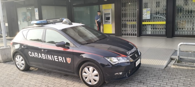 Bomboletta spray sulle telecamere di sorveglianza per “ripulire” lo sportello bancomat