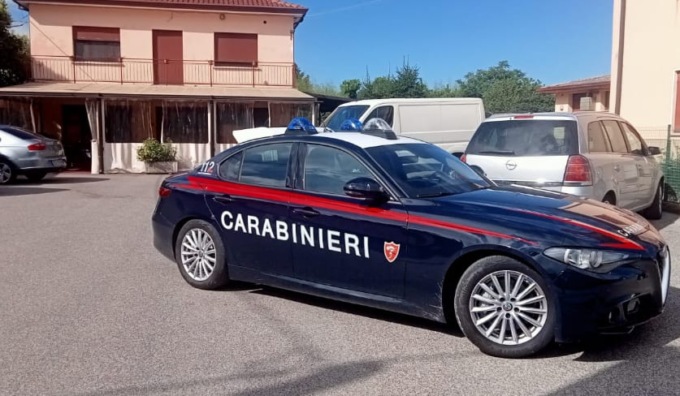 Vittorio Veneto, brutale aggressione nella veranda del bar: “Abbassa la voce”. Poi calci e pugni