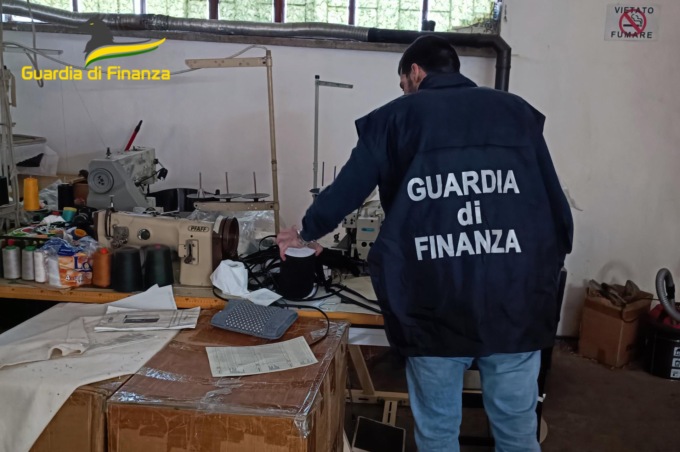 Laboratori tessili da incubo a Caerano e Nervesa: gli scarti di lavorazione venivano bruciati sul retro