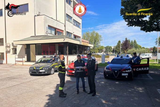 Avevano incendiato l’azienda per truffare l’assicurazione e intascare 2 milioni di euro: denunciati madre e figlio