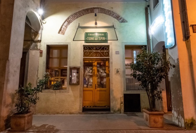 Ripreso dalle telecamere mentre ruba, il ladro delle osterie accusa la vittima: “Io diffamato”