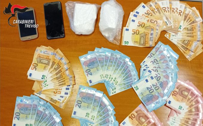 Cocaina in auto e soldi in contanti a casa: arresto e denuncia per due tunisini (nullafacenti) a Casale sul Sile