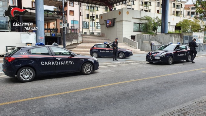 Marijuana e contanti addosso, aggredisce i carabinieri che vogliono perquisirlo: arrestato 21enne