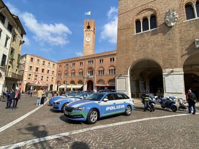 “Siamo poveri e disoccupati”: invece vendevano auto, avevano il reddito di cittadinanza e pure l’alloggio Ater