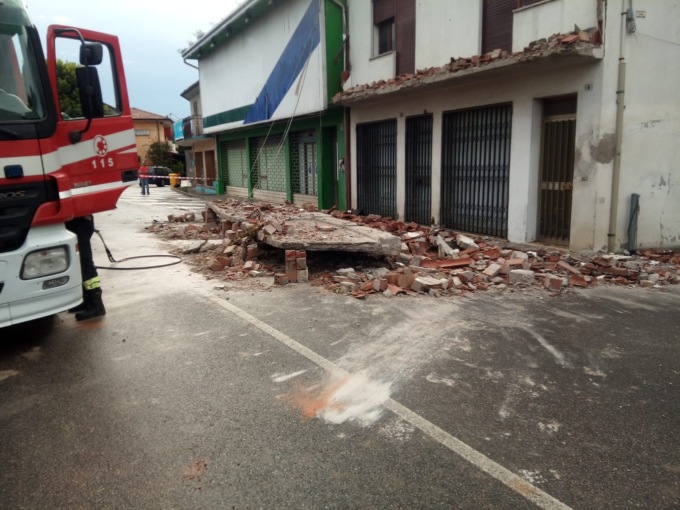 Nottata di maltempo nella Marca, strade e scuole “bombardate”: le foto del disastro
