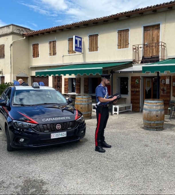 Si intrufola di notte nel ristorante e fa man bassa di sigarette e “Gratta e Vinci”: denunciato un 27enne a Paese