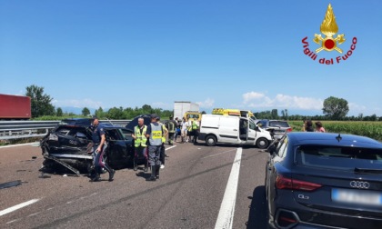 Tremendo schianto tra quattro mezzi in A27: due feriti