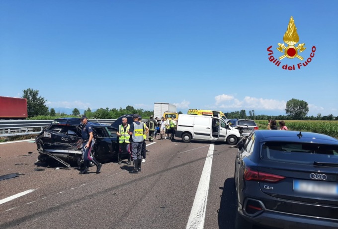 Tremendo schianto tra quattro mezzi in A27: due feriti