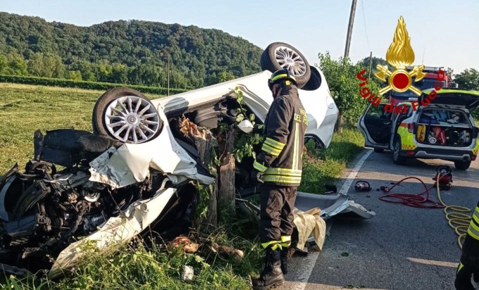 San Zenone degli Ezzelini, le foto dell’auto che si è rovesciata: il guidatore estratto dalle lamiere