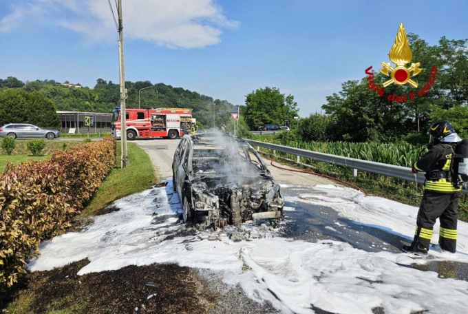 Si accorge che qualcosa non va, si ferma appena in tempo e scende mentre l’auto prende fuoco