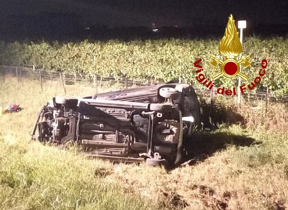 Incidente in A27, le auto si scontrano e finiscono rovesciate fuori strada: due feriti