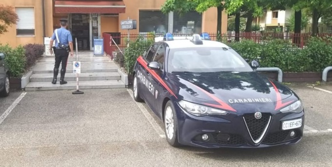 Minaccia la titolare di un’edicola con una lama di 20 centimetri e si fa consegnare 700 euro