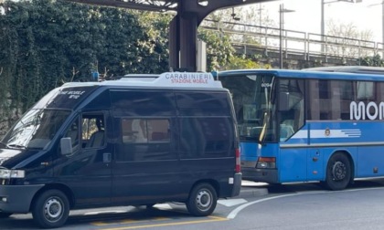 Blocca l'autobus perché non lo fanno salire senza biglietto: tensione e disagi a Conegliano