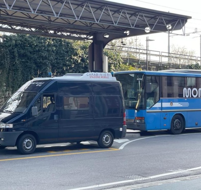 Blocca l’autobus perché non lo fanno salire senza biglietto: tensione e disagi a Conegliano