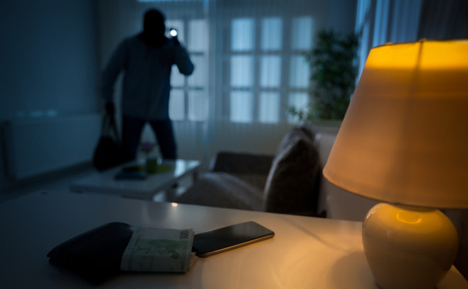 Tenta il furto in una casa a Vittorio Veneto, ma appena entra in giardino scatta l’allarme  e deve fuggire