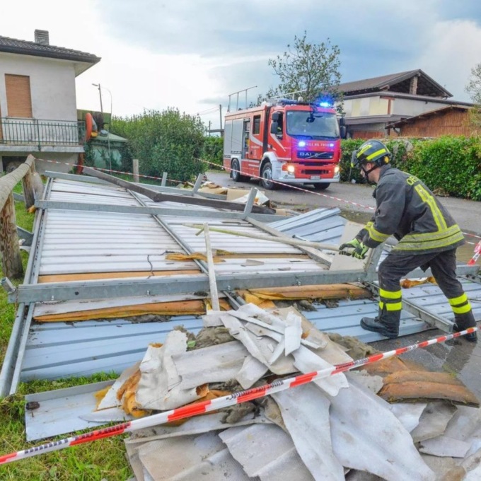 Allerta maltempo, gravi danni a Pieve di Soligo: Vigile del fuoco cade da un tetto e si ferisce