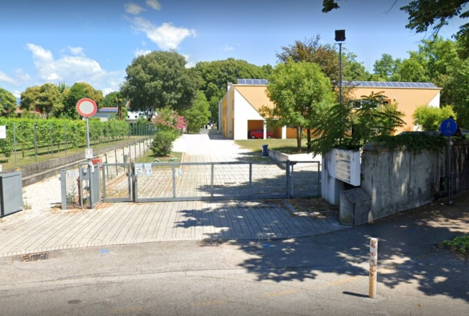 Entrano alle medie di Vazzola, scaricano sul pavimento un toner per stampanti e poi “ribaltano” mezza scuola