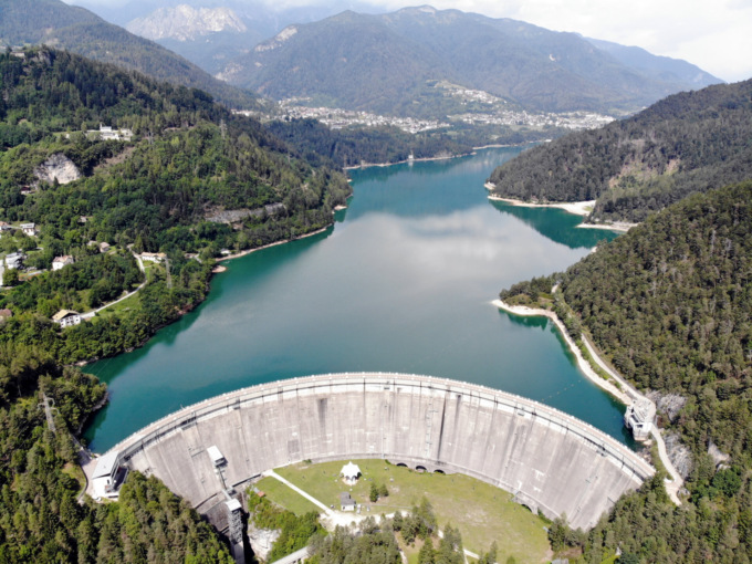 Scivola e per poco non viene inghiottito dal lago: anziano trovato appeso a un tronco