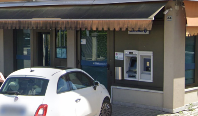Ladri falliscono l’assalto al bancomat, ma poi sfondano la porta della filiale e fuggono con una cassa