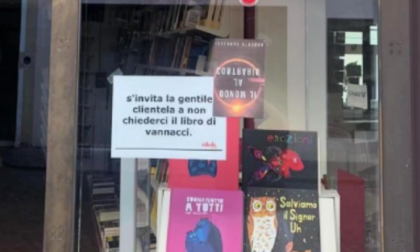 La libraia di Castelfranco non vende il libro di Vannacci: insultata e minacciata sui social (e pure al telefono)