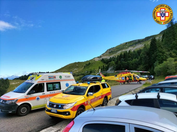 Parcheggio “selvaggio” sul Grappa, costretti a chiudere la strada provinciale per far atterrare l’elicottero dei soccorsi