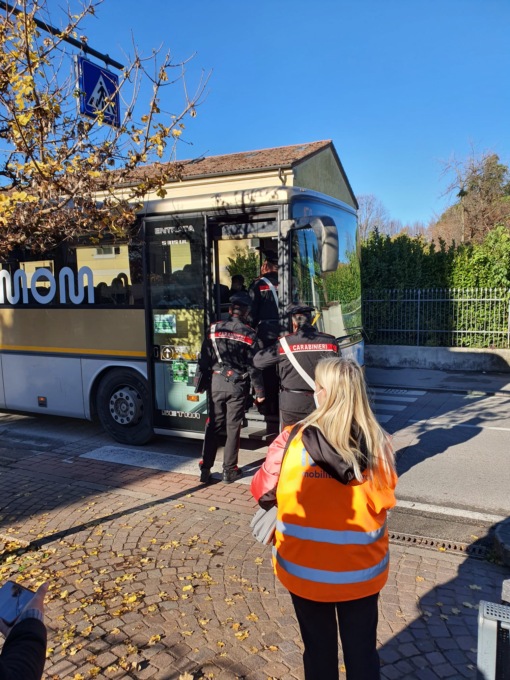 L’autobus ritarda perché il 25enne straniero vuole salire senza biglietto, poi spintona il controllore e scappa