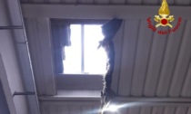 Precipitano dal tetto del capannone mentre installano l'impianto fotovoltaico: due operai in ospedale