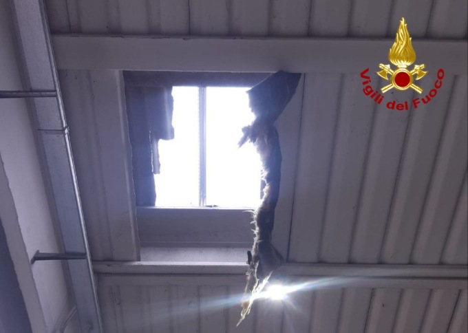 Precipitano dal tetto del capannone mentre installano l’impianto fotovoltaico: due operai in ospedale