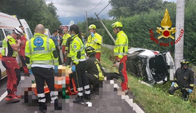 Perde il controllo dell’auto e si schianta nel fosso: quattro feriti a Fonte, uno è grave