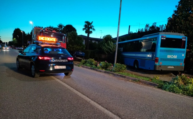 Paura sulla Noalese, l’autobus finisce nel giardino di una casa per evitare il frontale con un fuoristrada