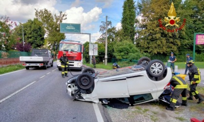 Incidente tra due auto in via Noalese a Treviso, una si ribalta: ferito il conducente