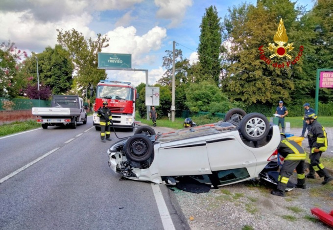 Incidente tra due auto in via Noalese a Treviso, una si ribalta: ferito il conducente