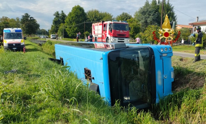 Cede il ciglio della strada, l’autobus si rovescia nel fosso: quattro feriti a San Biagio di Callalta