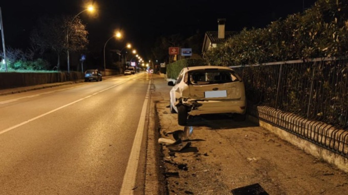 Tamponato da una Golf a tutta velocità mentre lascia un amico a casa: “Sbalzati avanti di 10 metri”