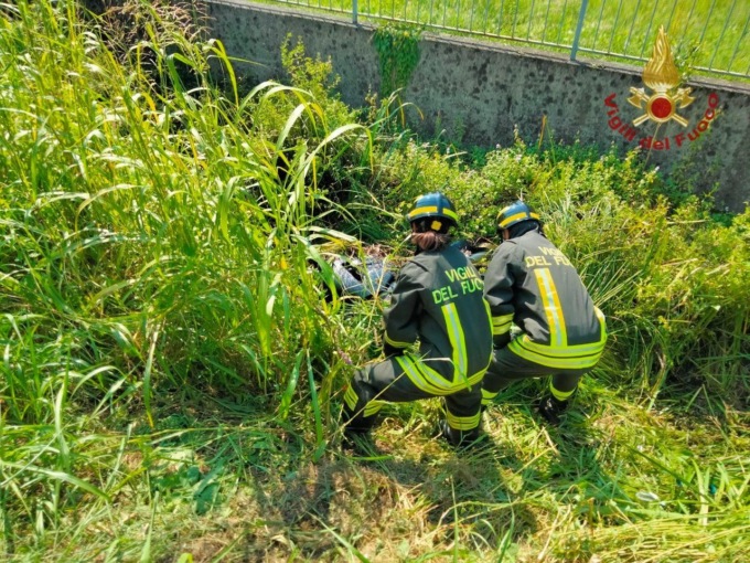 L’auto lo sperona e il motociclista viene sbalzato nel fosso
