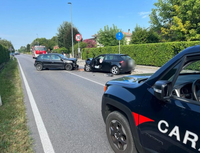 Violento frontale tra due automobili: una ragazza è ricoverata in gravi condizioni