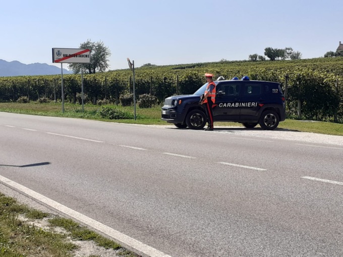 “Patente e libretto”, ma dall’auto spuntano piedi di porco, mazze da baseball e coltelli: storie di follie durante i controlli dei Carabinieri