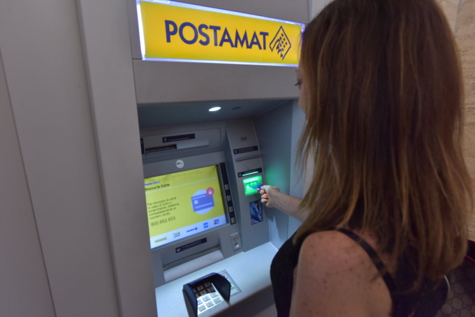 Non fa in tempo a prelevare 1.500 euro allo sportello della banca che, alle sue spalle, arriva il malvivente e le ruba tutto