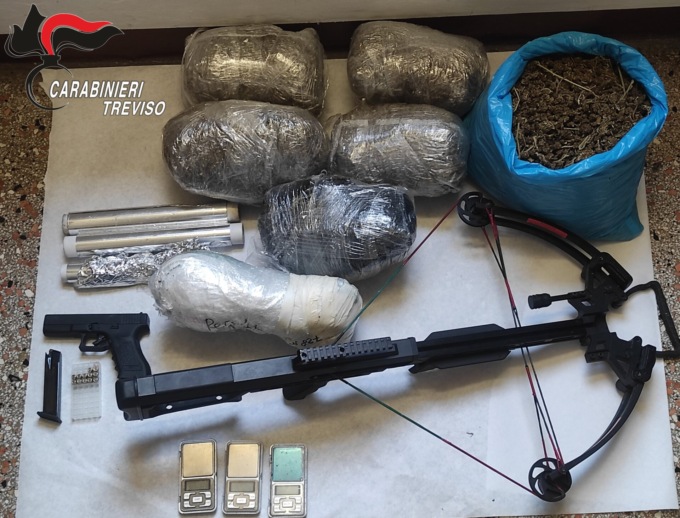 “Bonnie e Clyde” di Treviso difendevano il “fortino” della droga con pistola e balestra